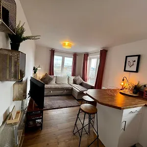 Two Bedroom In Barry-close To Apartment